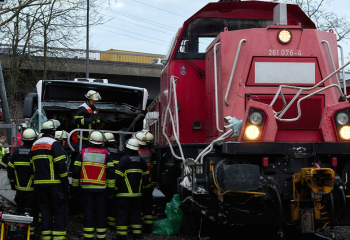 Treni përplas autobusin mbi shina në Hamburg, ka viktima