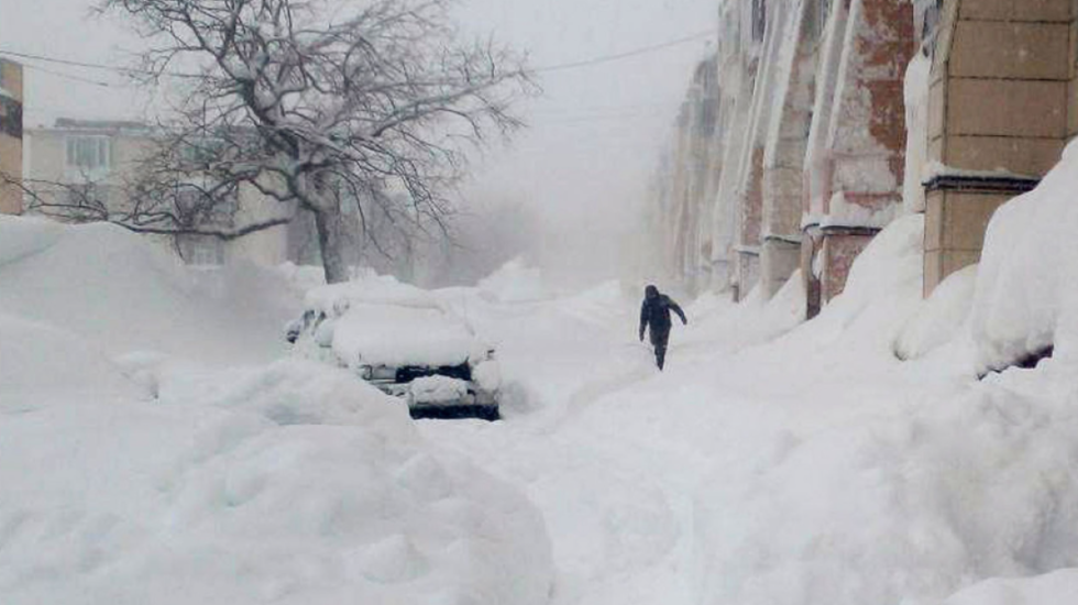 Bora deri në katin e dytë, paralizohet qyteti në Rusinë e largët