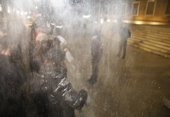 Incident në protestën e “Shqipëria Bëhet”, hidhet miell drejt Kryeministrisë