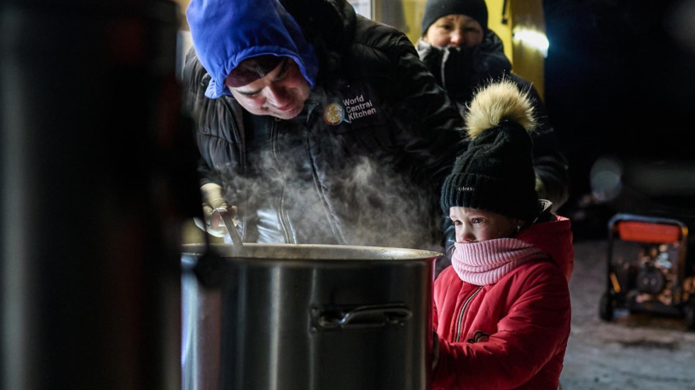 Radhë për një pjatë gjellë të ngrohtë, banorët në rrugë në mes të acarit