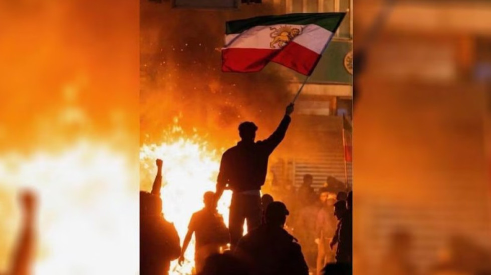 Hakerat marrin kontrollin e televizioneve në Iran: Transmetohen video të protestave dhe apeli nga princi Pahlavi