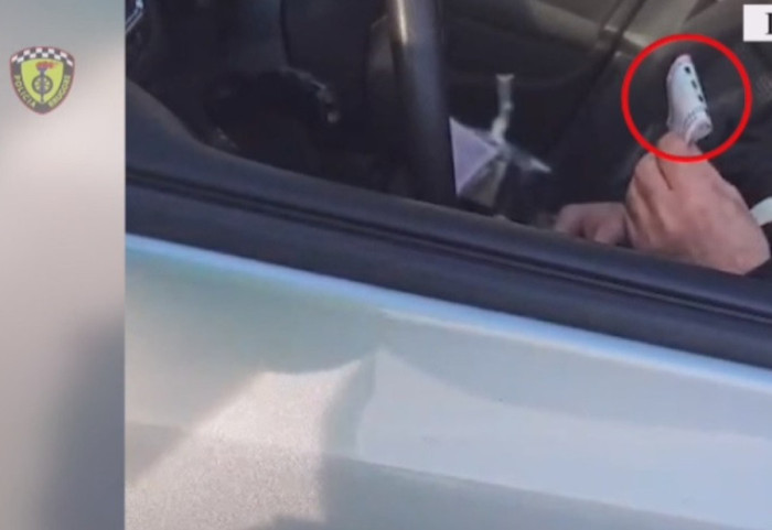 VIDEO- Të dehur në timon, tentojnë të korruptojnë policët