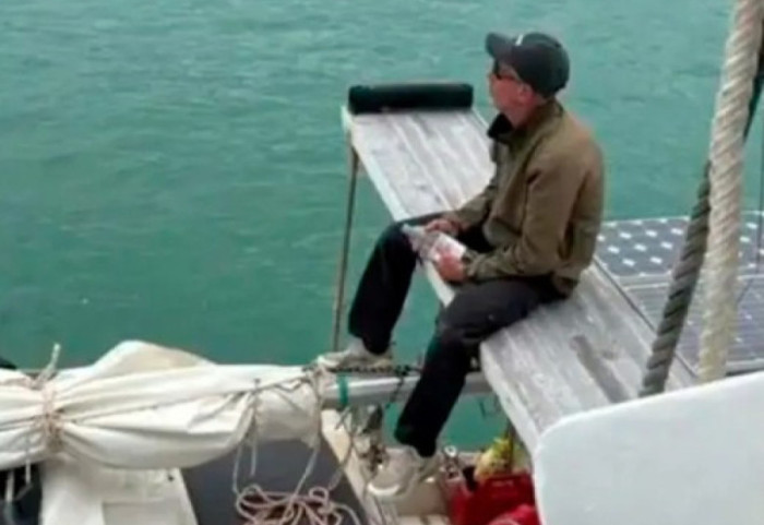 Dashuria për rusen burgos amerikanin, kaloi oqeanin me varkë por u ndalua nga Moska për hyrje të paligjshme