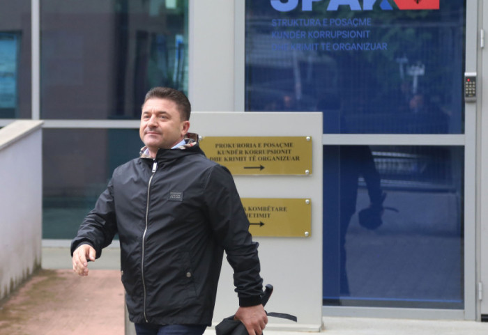 Dëm shtetit 33 mln lekë, Elvis Roshi zyrtarisht i pandehur