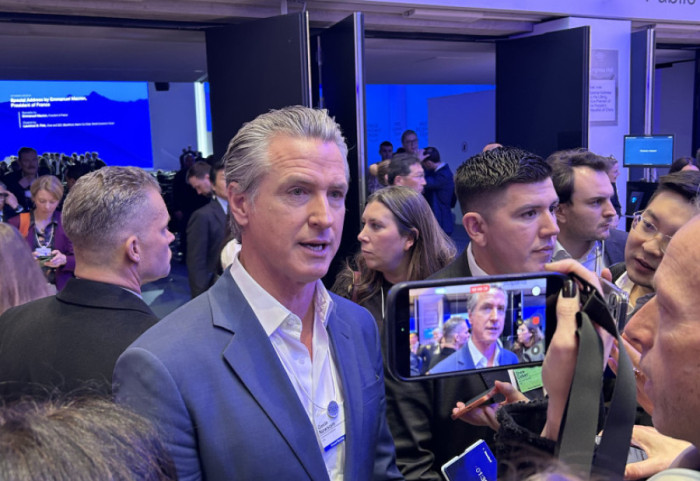 “Trump është si T-Rex, me të ose bëhesh partner ose të gllabëron”