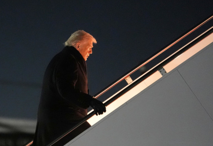 Probleme në ajër për Donald Trump, defekt në avionin presidencial, detyrohet të kthehet në SHBA