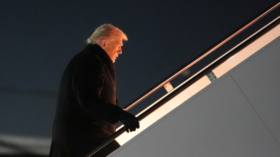 Probleme në ajër për Donald Trump, defekt në avionin presidencial, detyrohet të kthehet në SHBA