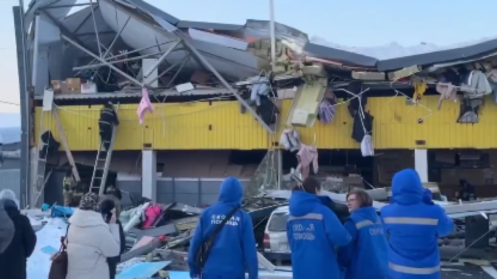 Pesha e dëborës shemb çatinë e qendrës tregtare, disa njerëz ngecin nën rrënoja