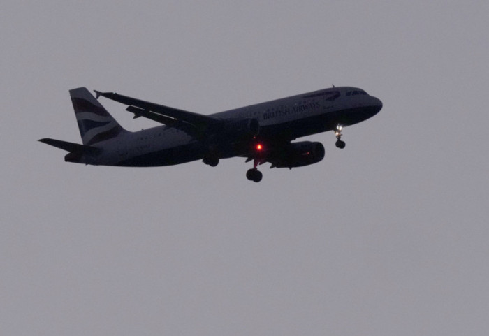 Stjuardesa theu këmbën pasi avioni u godit nga turbulenca, kërkon 72 mijë paund dëmshpërblim