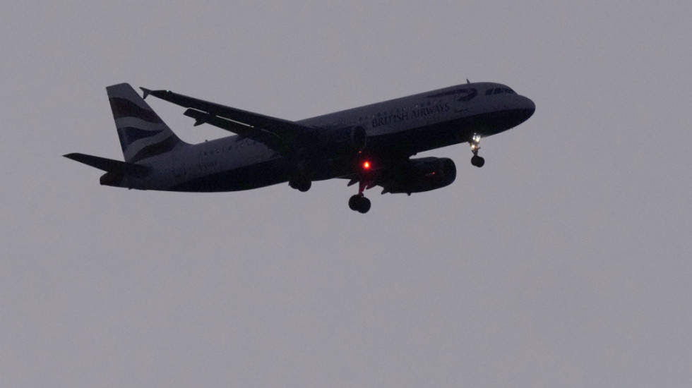 Stjuardesa theu këmbën pasi avioni u godit nga turbulenca, kërkon 72 mijë paund dëmshpërblim