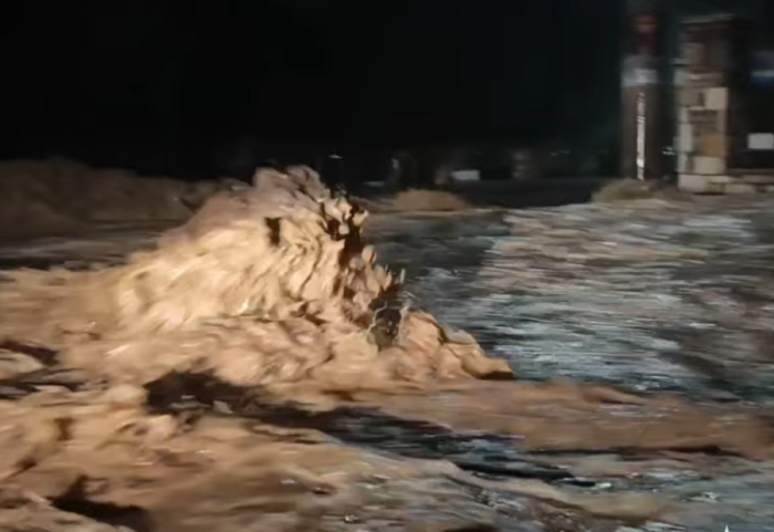 Moti i keq pushton Greqinë, rrugët kthehen në lumenj