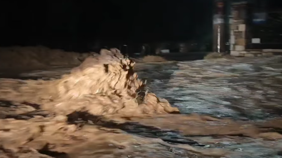 Moti i keq pushton Greqinë, rrugët kthehen në lumenj