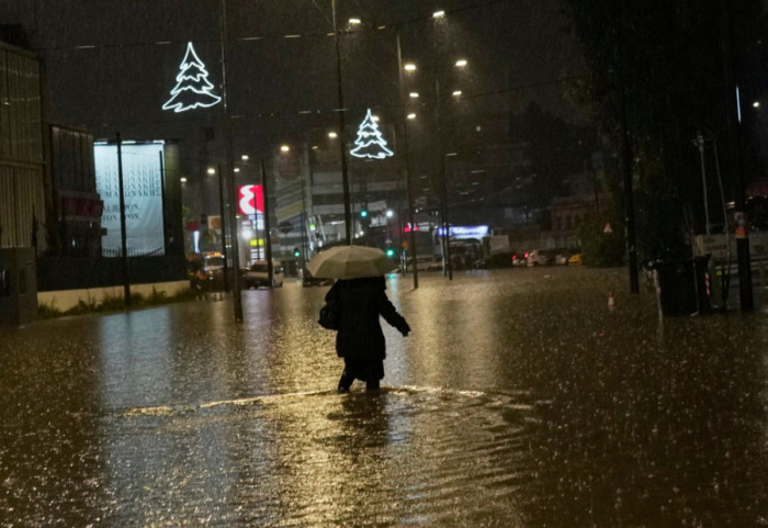 Moti i keq merr dy jetë në Greqi, rrugët shndërrohen në lumenj
