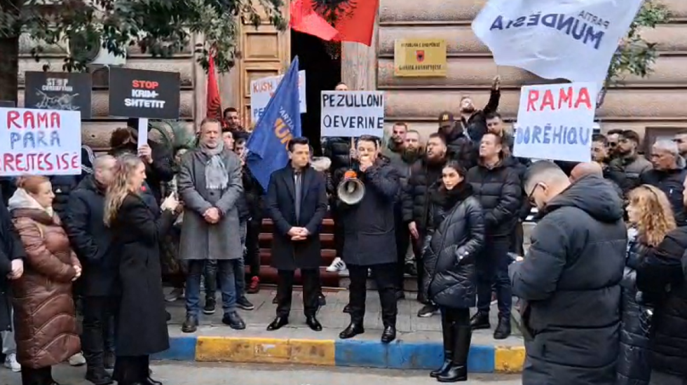 Seanca për Ballukun, ‘Mundësia’ proteston para Kushtetueses, Shehaj: Gjykata të mos përdoret nga Rama