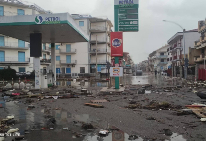Shkatërrim pas ciklonit në Siçili: Plazhe të zhdukura, varka në rrugë dhe ndërtesa të dëmtuara