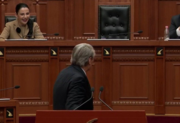 Sali Berisha e akuzon nga foltorja e parlamentit, Belinda Balluku shkrihet gazit