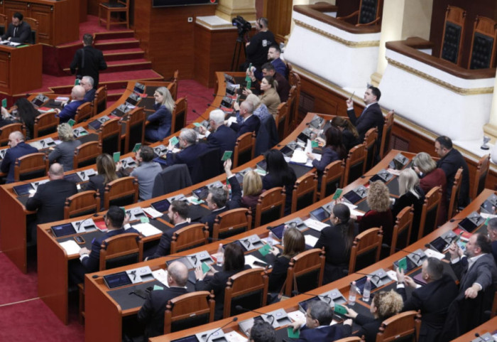 “Ka ndërhyrë në SPAK për pronat e babait të Suel Çelës”, Bardhi përplaset me Ballën në seancë