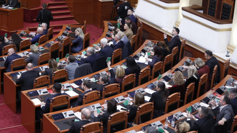 “Ka ndërhyrë në SPAK për pronat e babait të Suel Çelës”, Bardhi përplaset me Ballën në seancë