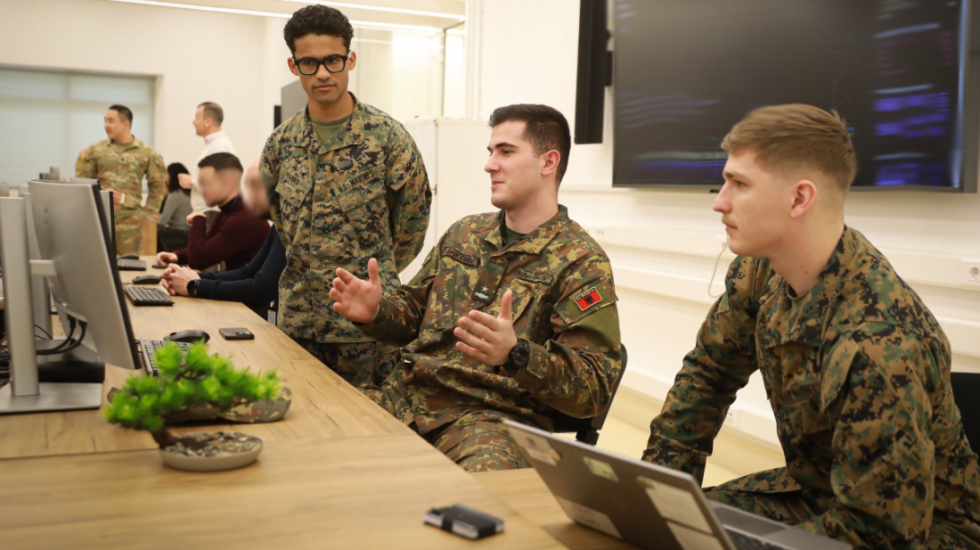 Marinsat amerikanë në Tiranë, Ambasada e SHBA: Po ndihmojmë në forcimin e mbrojtjes kibernetike të Shqipërisë