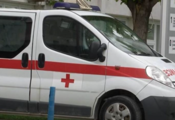 Dy ditë i plagosur, gjendet 30-vjeçari në Kosovë, transportohet në spital