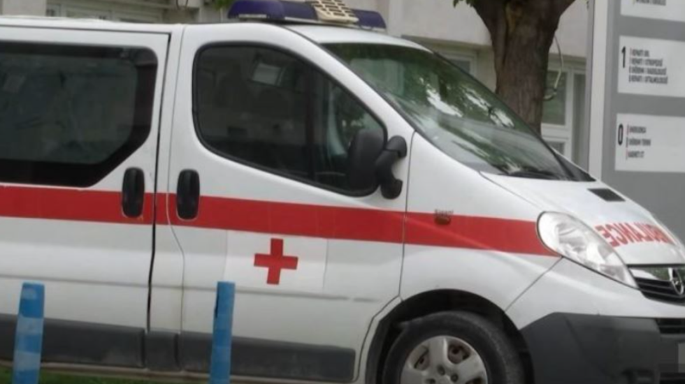 Dy ditë i plagosur, gjendet 30-vjeçari në Kosovë, transportohet në spital