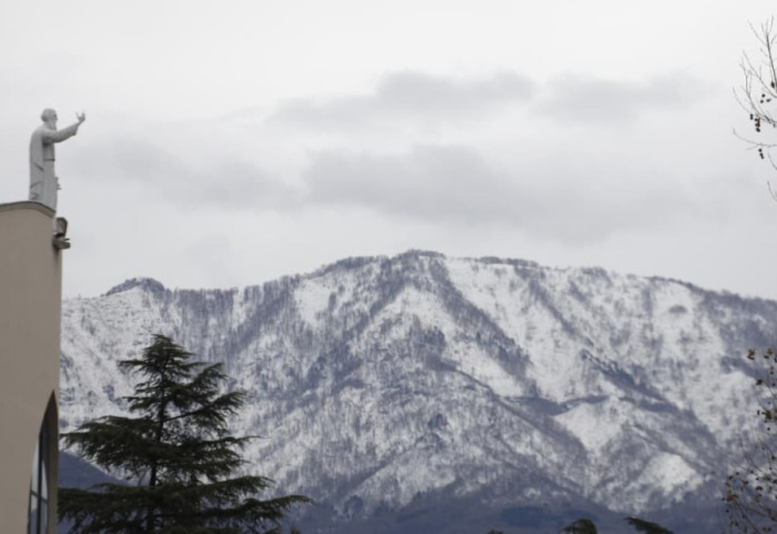 Java e fundit e janarit nis me shtrëngata, borë në lartësi mbi 900 metra