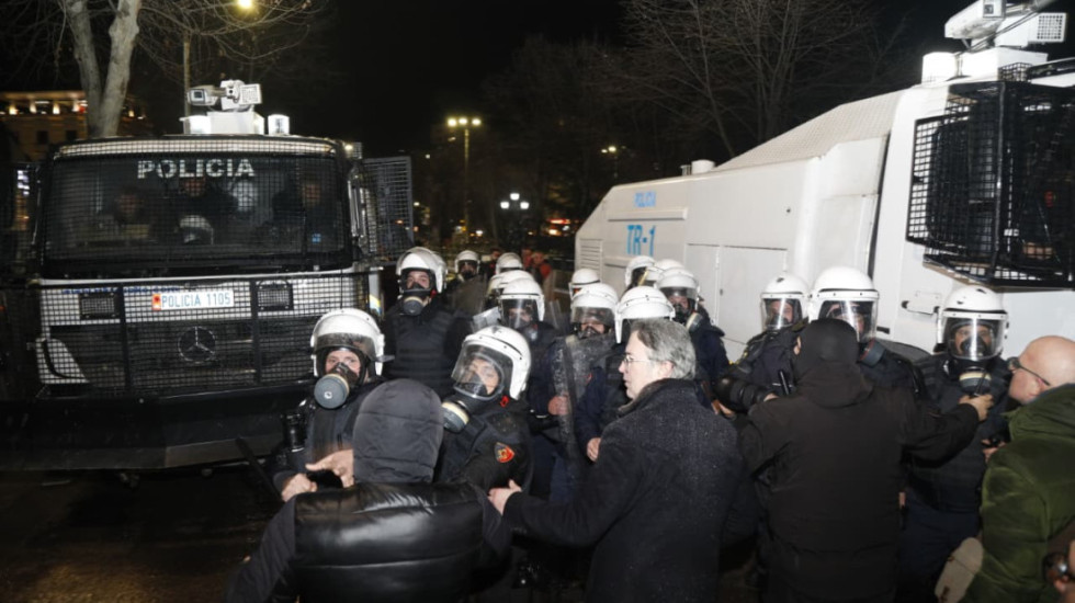 Dhuna në protestë, reagon zyrtarisht policia: 11 efektivë të lënduar