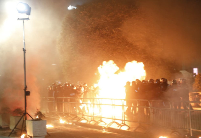 3 orë protestë, molotov, fishekzjarrë, ujë me presion e gaz lotsjellës/ Berisha: Gati për kilometrin e fundit