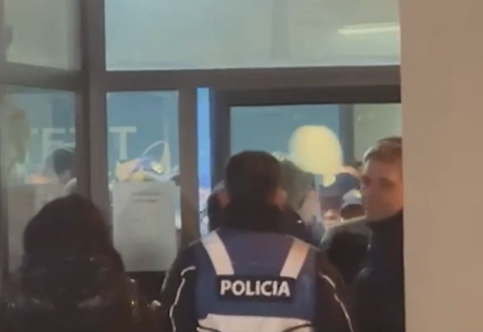 Deputetë dhe qytetarë futen me forcë në komisariat pas shoqërimit të protestuesve