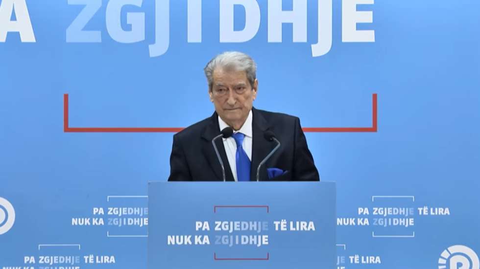 Berisha i bën jehonë protestës: Regjimi u trondit nga themelet, policia përdori gaz të skaduar