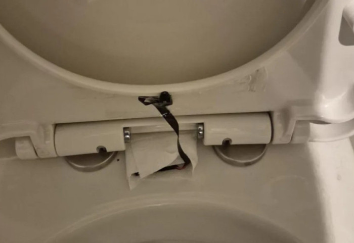Shkon në tualetin e lokalit, gjen kamerën të fshehur
