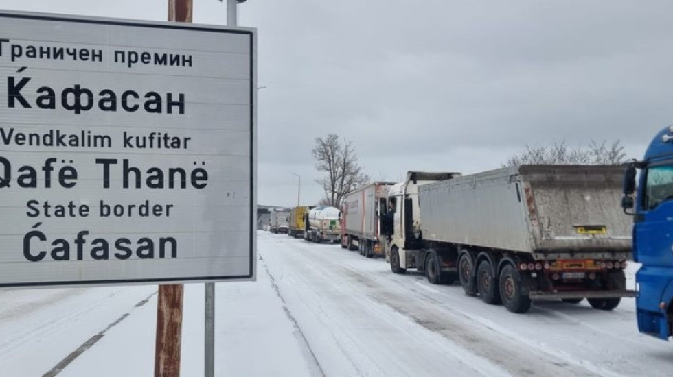 Bllokohen pikat kufitare të Maqedonisë së Veriut, 370 kamionë në protestë