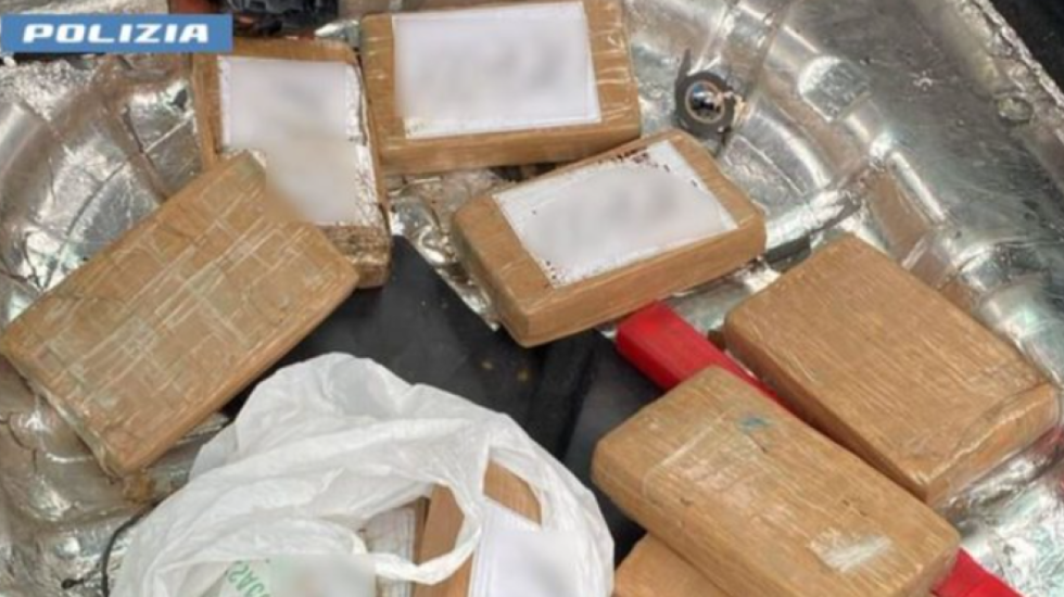 Kishte sjellje të dyshimtë, policia i gjen 30 kg kokainë shqiptarit