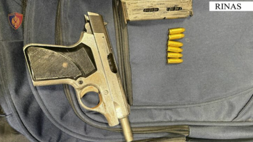 Tentoi të hipë me armë në avion, skaneri i Rinasit zbulon pistoletën