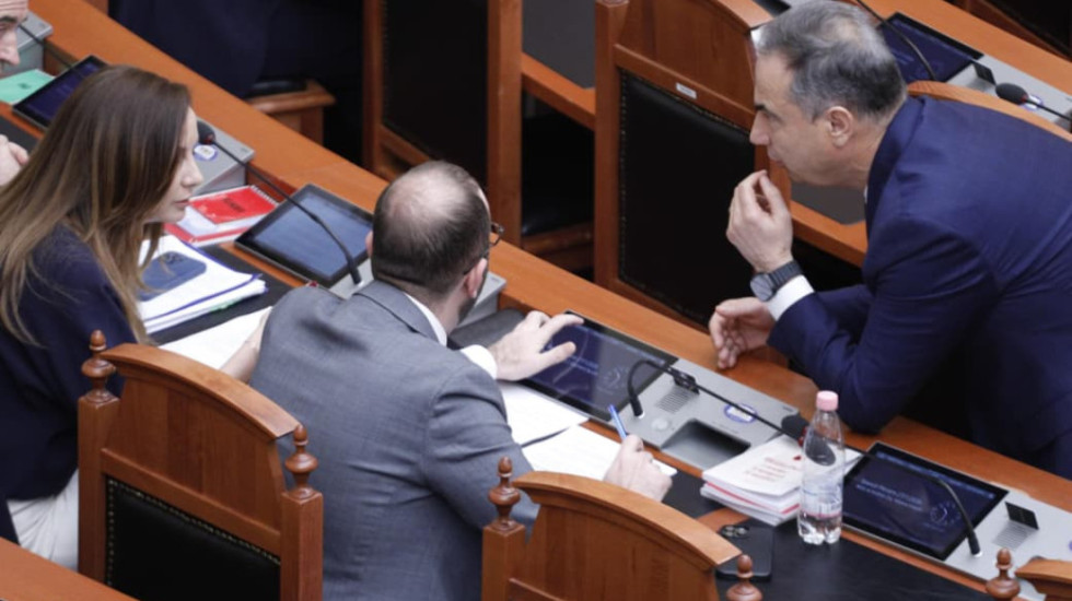 “Edhe sot, probleme serioze me frymëmarrjen”, Bardhi akuzon policinë për dhunë në protestë