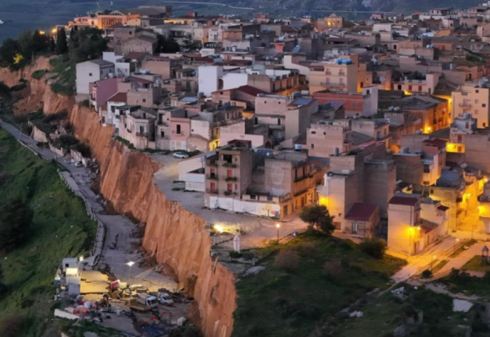 Pamje katastrofike, kodra çahet në dysh në Itali, humnera mund të “gëlltisë” qytetin historik
