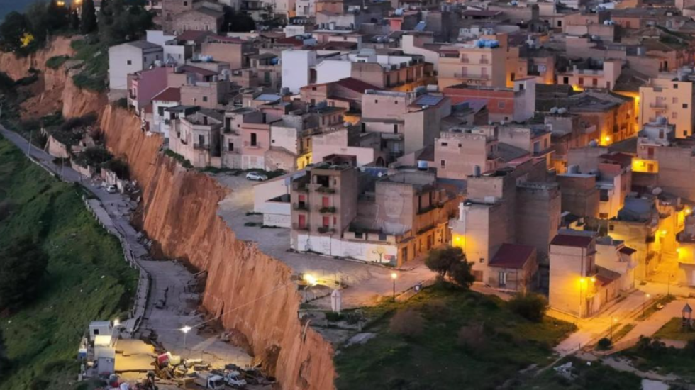 Pamje katastrofike, kodra çahet në dysh në Itali, humnera mund të “gëlltisë” qytetin historik