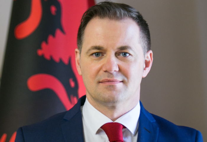 Ndryshime në nivel drejtuesi në administratë, Genti Gazheli ikën nga Doganat