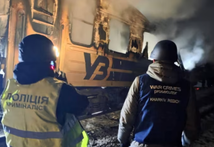 Rusia bombardon trenin me 300 pasagjerë në Ukrainë, Zelensky: Akt terrorist