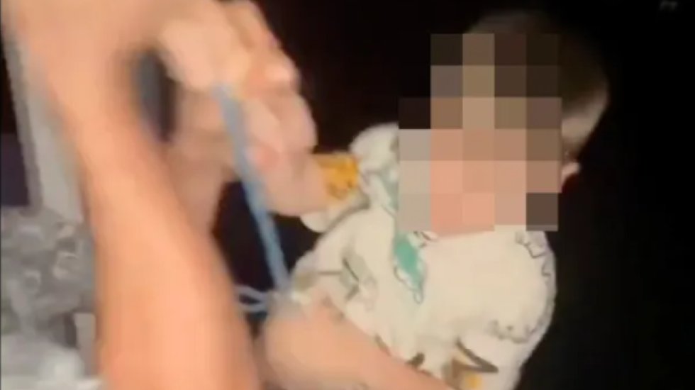 Video që të lë pa frymë, babai i dehur argëton shokët, duke zbritur djalin me litar nga dritarja