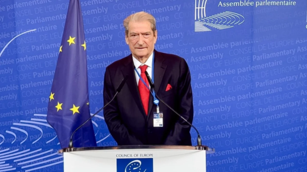 Berisha reagon për shtyrjen e mbledhjes së Këshillit të Mandateve: Kushtrim për t’u ngritur në revoltë