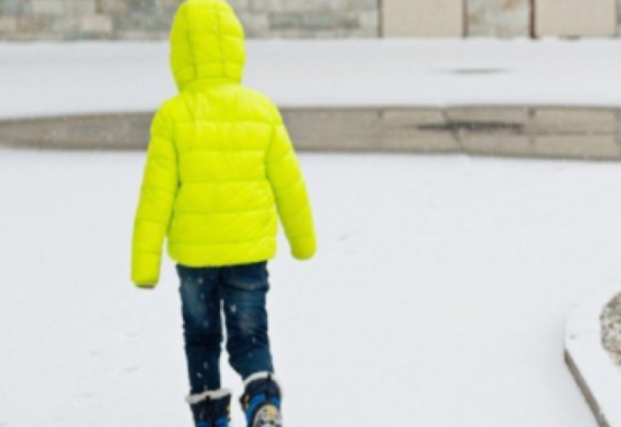 Nuk kishte para për biletën, shoferi i autobusit zbret fëmijën dhe e lë të ecë 6 km mes dëborës