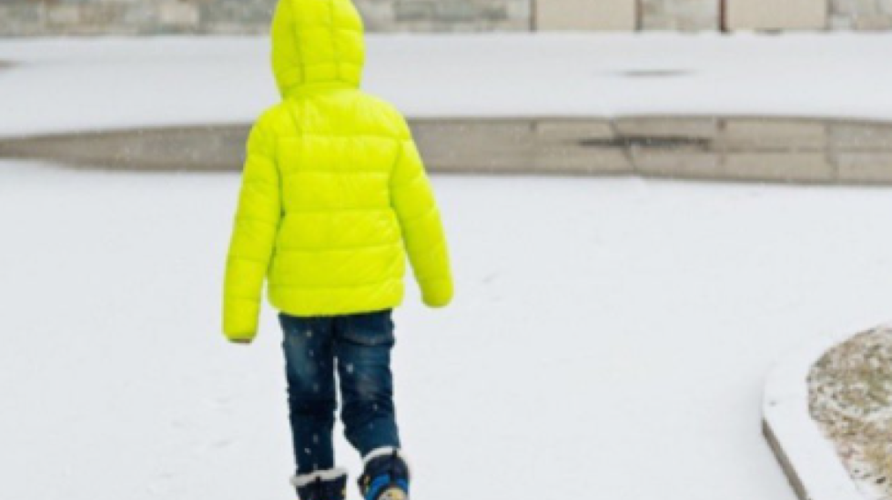 Nuk kishte para për biletën, shoferi i autobusit zbret fëmijën dhe e lë të ecë 6 km mes dëborës