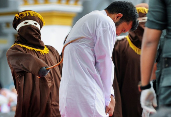 Kishin lidhje jashtëmartesore çifti rrihet me 140 goditje kamzhiku në mes të sheshit