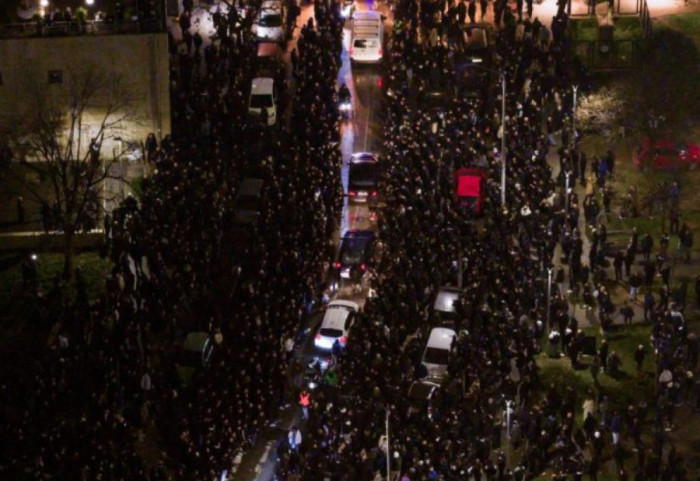 Lamtumirë mes brohoritjeve, tifozët e PAOK përshëndesin me flakadanë 7 viktimat e aksidentit tragjik