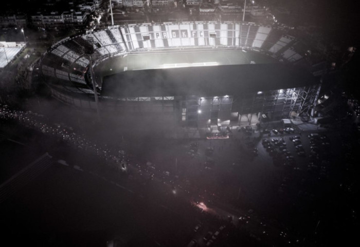 Lamtumirë mes brohoritjeve, tifozët e PAOK përshëndesin me flakadanë 7 viktimat e aksidentit tragjik