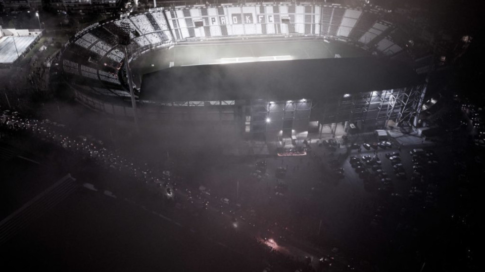 Lamtumirë mes brohoritjeve, tifozët e PAOK përshëndesin me flakadanë 7 viktimat e aksidentit tragjik