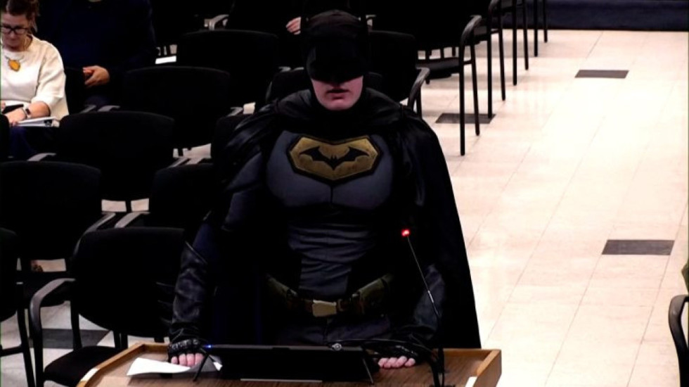 “Batman” ndërhyn në mbledhjen e Këshillit të Qytetit kundër bashkëpunimit me ICE