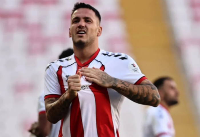 Rej Manaj rikthehet në shtëpi, i jep fund aventurës në Emirate