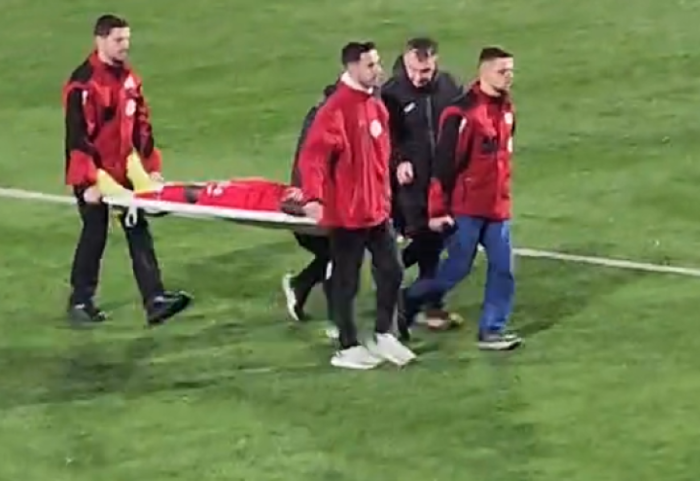 Panik në ndeshjen Partizani-Elbasani, futbollisti bie pa ndjenja në fushëm, hyn ambulanca